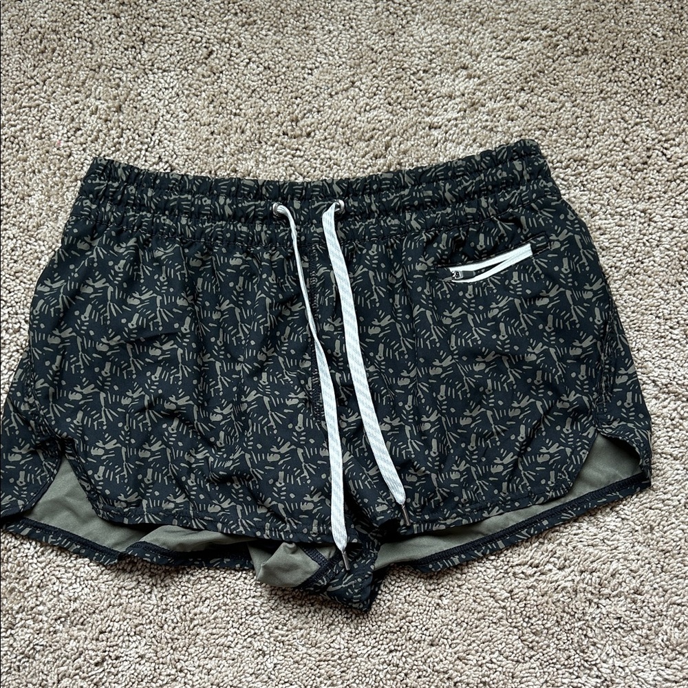 Vuori Black & Tan Patterned Athletic Shorts with White Drawstring